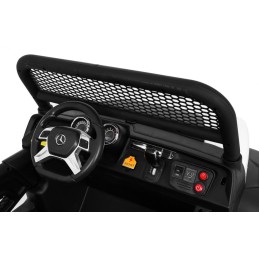 Pojazd Mercedes BENZ UNIMOG Biały